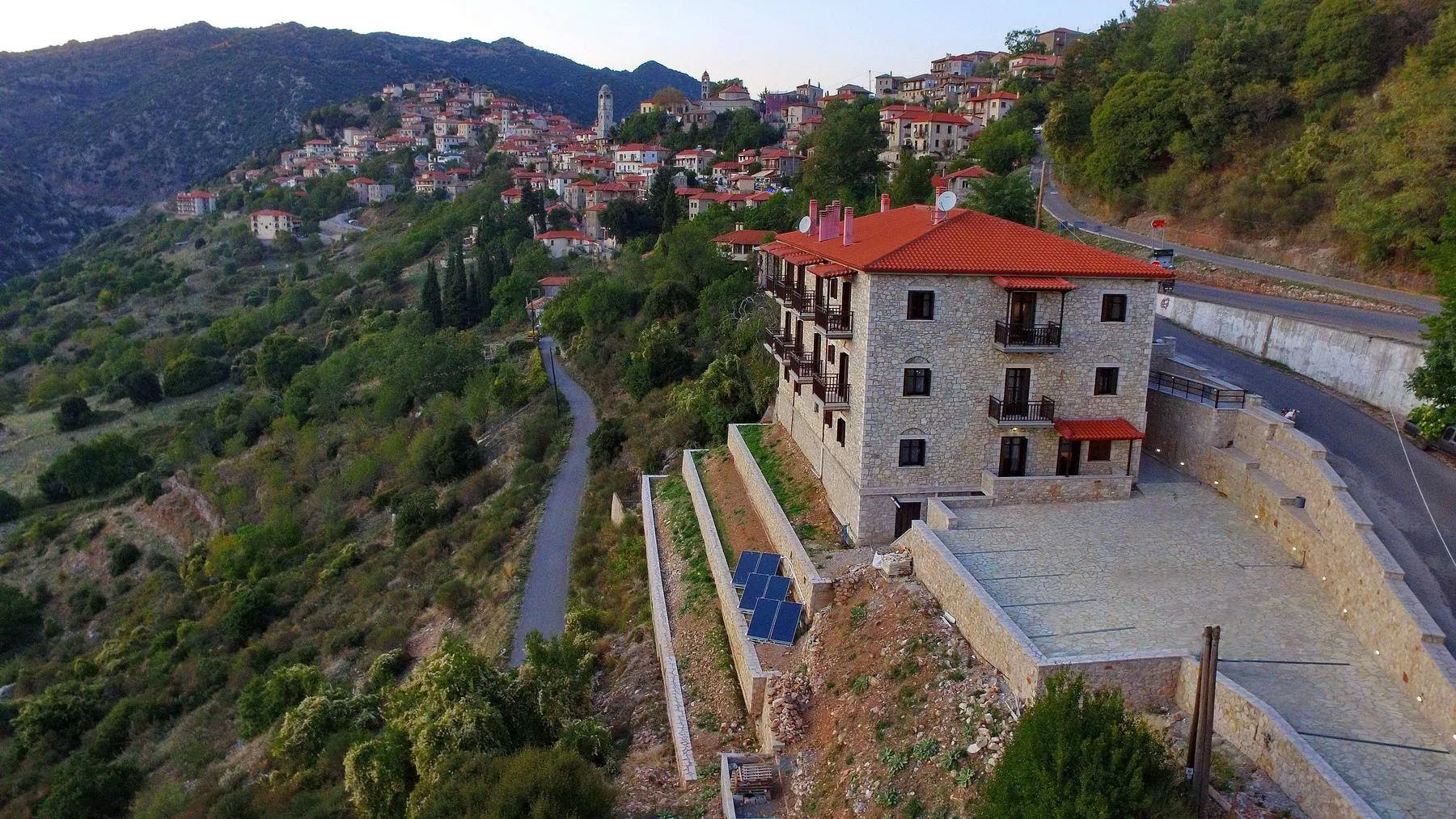 Το ξενοδοχείο από ψηλά, με τη Δημητσάνα πίσω του